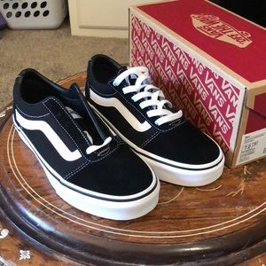 Blacks vans size 7 women’s, never worn